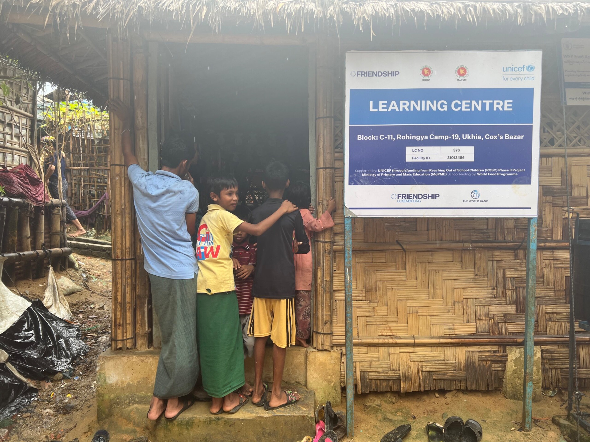 3 drenge foran "Learning Centre" camp 19 Cox's bazar